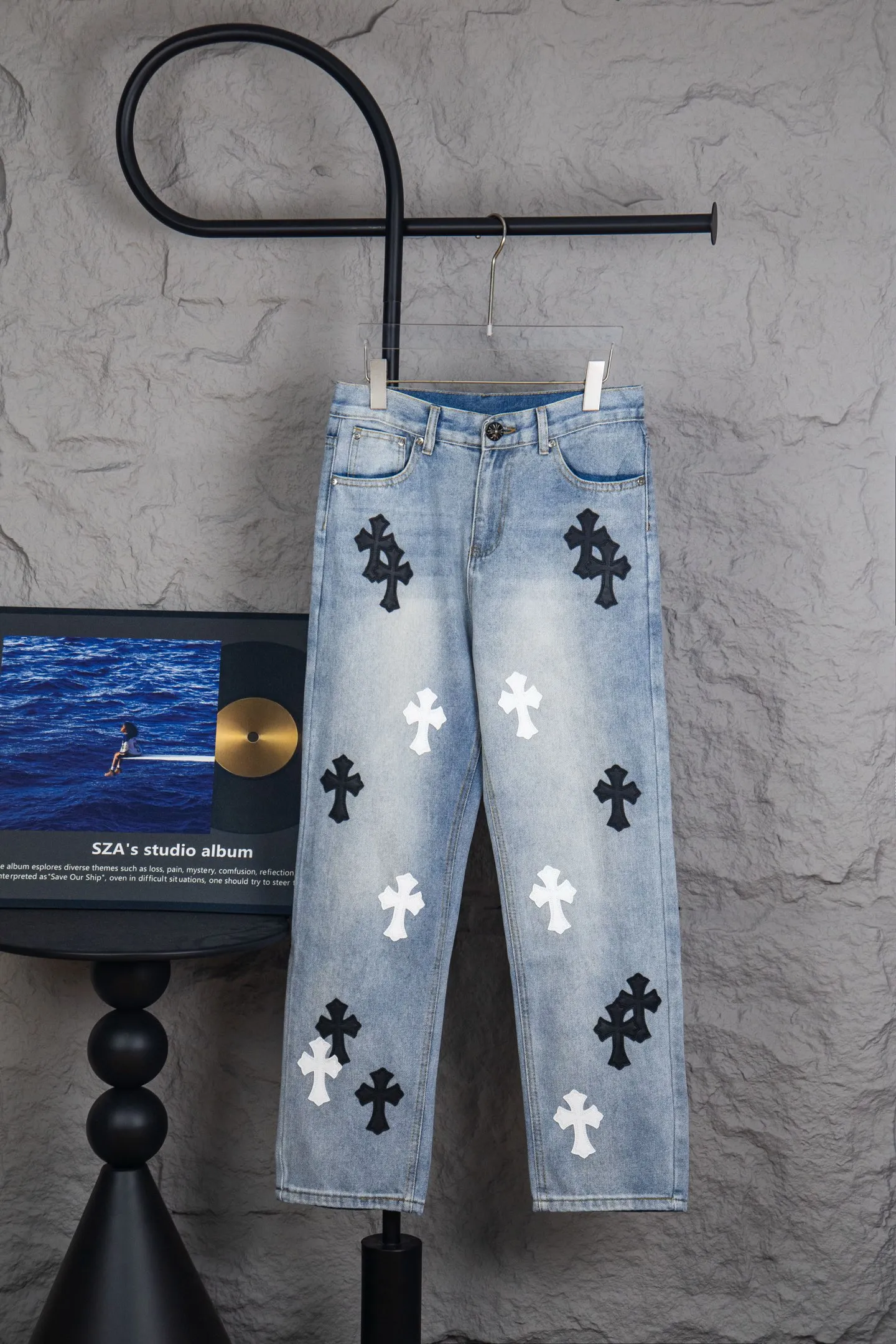 P260 The top version of CH Chromehearts black and white cross-patched leather jeans, priced at 34W level, patched with cross patterns, washed jeans! ! An absolutely high-end luxury product, a 1.9W-level god-level single product, a super popular product, made by top heavy industry, a magic weapon that cannot be missed! [About Zangyin] This is an extremely luxurious fashion brand that can also be called the aristocracy of the high street. It has always been an exclusive brand for some hipsters or rich second generations. Compared with ordinary high streets, it is more luxurious and noble. Compared with luxury brands, it is more fashionable and individual. It has always been a brand that I have a special liking for. [Top heavy industry fashion design] Consistently high-street luxury style. Speaking of this style, the Zangyin family and GU family are definitely the leading representative brands. Especially the Zangyin family has really achieved a state-of-the-art effect in creating high-street style. The unique washed material is used to create this style. The color system is already quite eye-catching. After it is decorated with patchwork cross flowers, it cleverly highlights the charm of the brand. Secondly, this style uses classic The high-waist cutting design highlights the long legs and fashionable temperament of the upper body. The brand is highly recognizable and the slim fit configuration is more suitable for daily wear. It is a product that interprets personality, fashion, and specifications at a glance. This single product is enough to make any fan excited. It can be a white T-shirt for a youthful college style, or a tight suspender for a royal style. It has strong matching ability and can be easily controlled by men.  [Materials and craftsmanship] Needless to say, this point goes without saying. As an excellent craftsman brand, Zangyin’s requirements for details and craftsmanship are really perfect. The washed color of this model has gone through so many processes, not to mention the embellishment of denim appliques. It is also purely hand-made and sewn. Just like what they believe in, only hand-made things have soul and have the meaning of wear. A top-notch heavy-duty fashionable denim item, I look forward to your perfect interpretation! !  Color: blue Size: 28-36